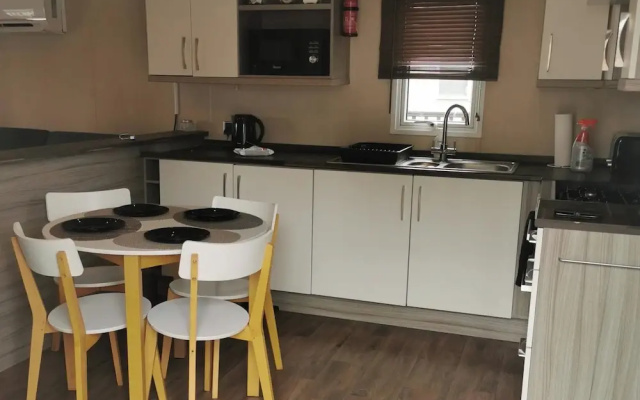 2 Bed Lodge Sleeps 6 -pets Ok -patio -free Parking