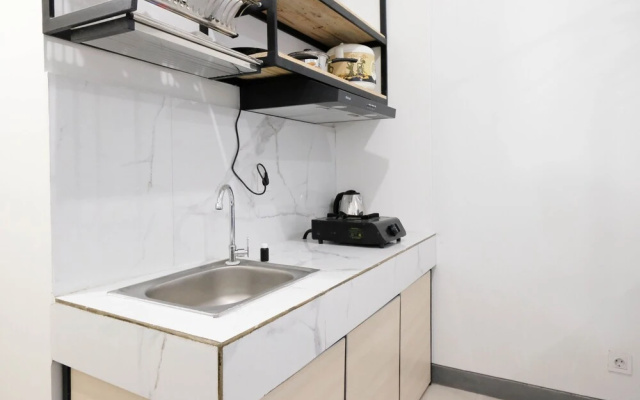 Cozy Stay Studio Apartment With Access To Mall At Supermall Mansion – Kitchen – Surabaya