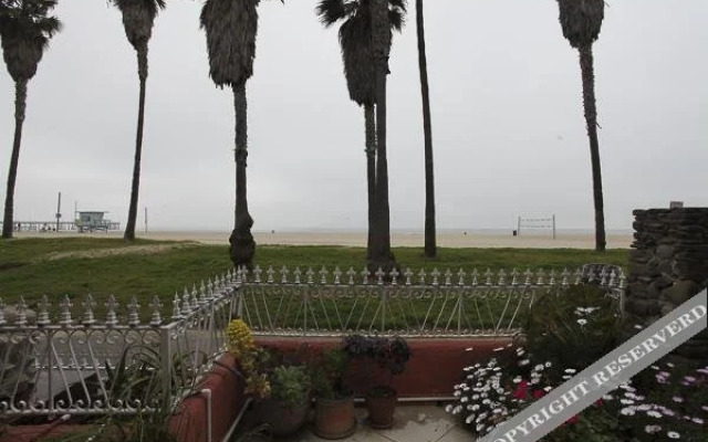 VE Venice Zen 2 Br condo by RedAwning