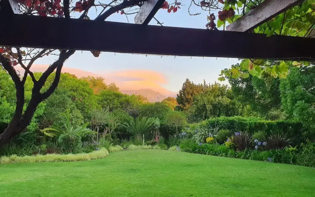 Charming Guest Suite in the Constantia Wine Valley (Adults Only)