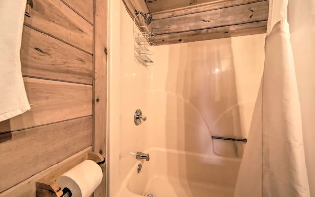 Treetop Hideout w/ Long-range Mountain Views!