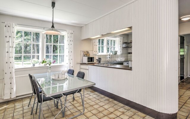 Lovely Chalet near Sea in Oostvoorne