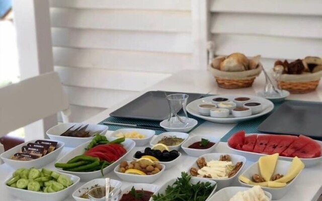 Ni̇li̇a Bozcaada