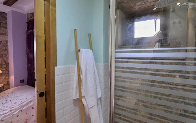 Ana de las Tejas Azules