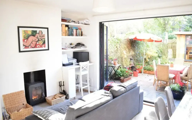3 Bedroom House With Garden in Brixton