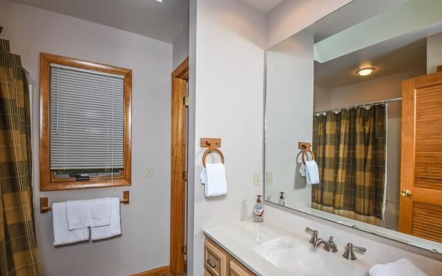 Lazy Bass Lodge 5 Bedroom House