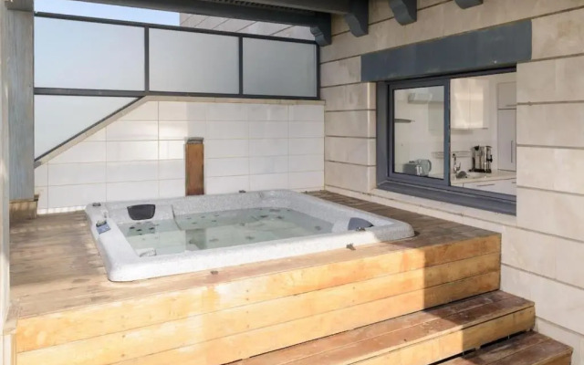 Jacuzzi Penthouse with Sea View in Natanya