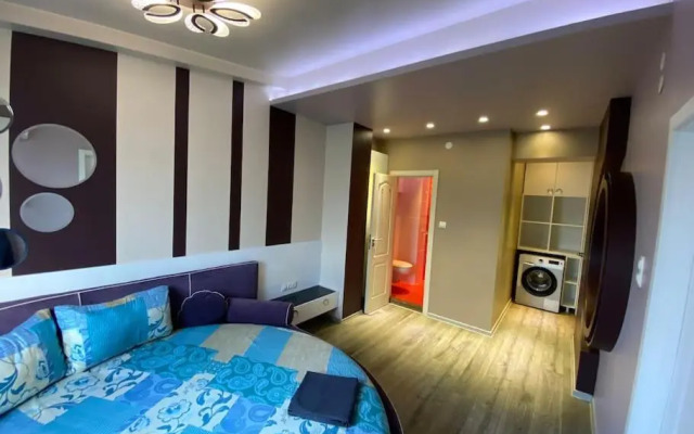 Modern 1BR Apartment with Hill View & Free Street parking