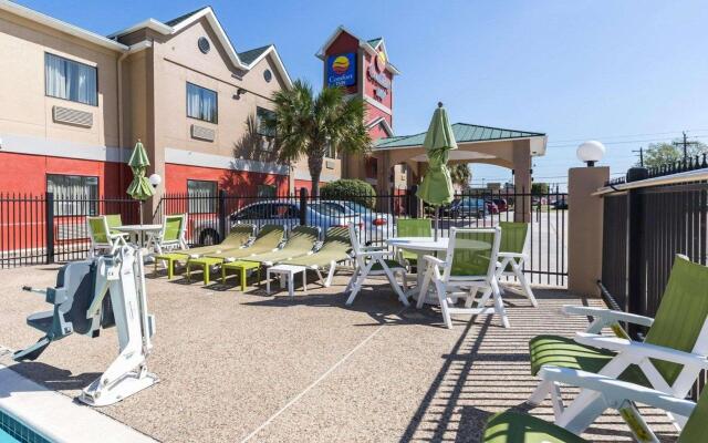 Econo Lodge Inn & Suites East