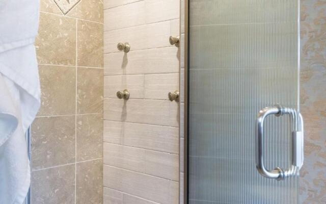 Gothic Eves Inn and Spa Bed and Breakfast