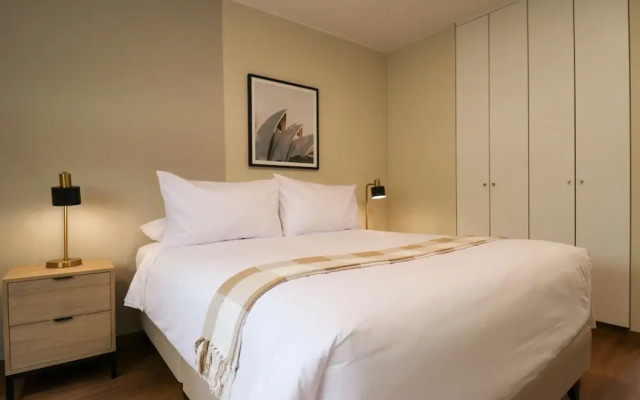 w Comfy 2BR w Modern Balcony Near Kennedy Park