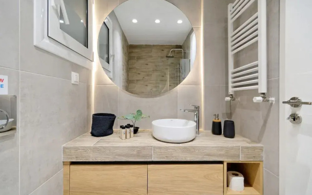 Elegant Big Apartment in Athens With Balcony