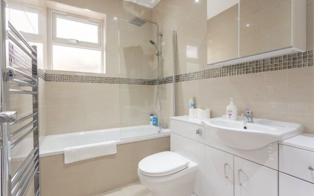 3 Bedroom House In Tooting With Garden