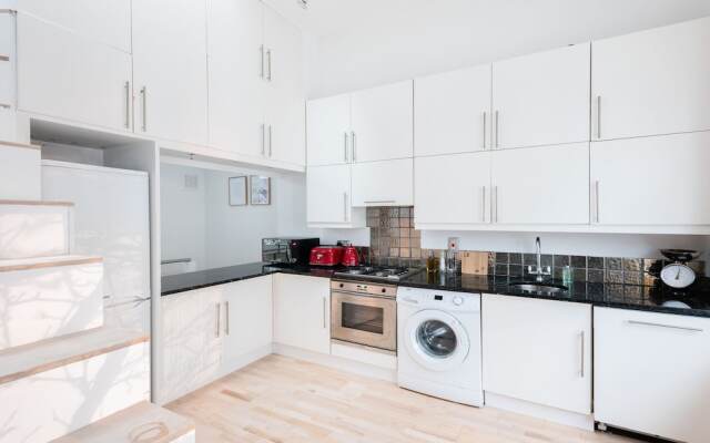 2 bedroom family home in trendy Notting Hill