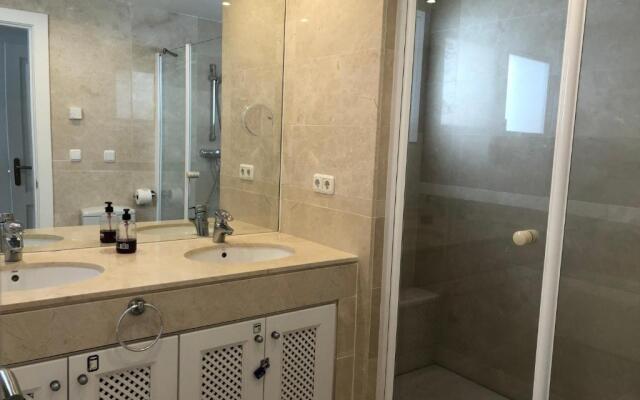 Spacious & sunny ground floor apartment close to Puerto Banus
