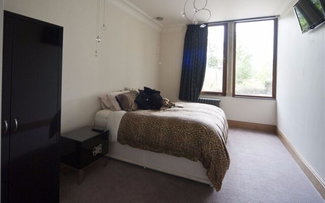 The Saddleworth Hotel