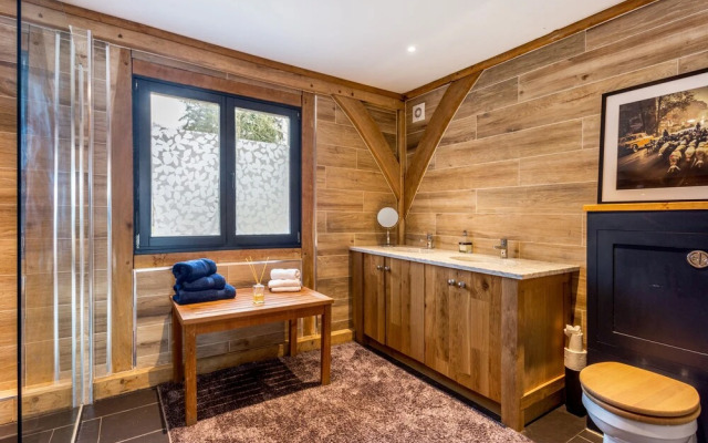 Stunning Lakeside Country Retreat near Cirencester