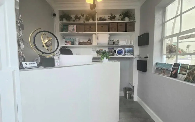 Barefoot Mailman Inn & Suites