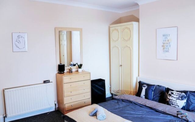 Beautiful 5-bed House Roker Beach