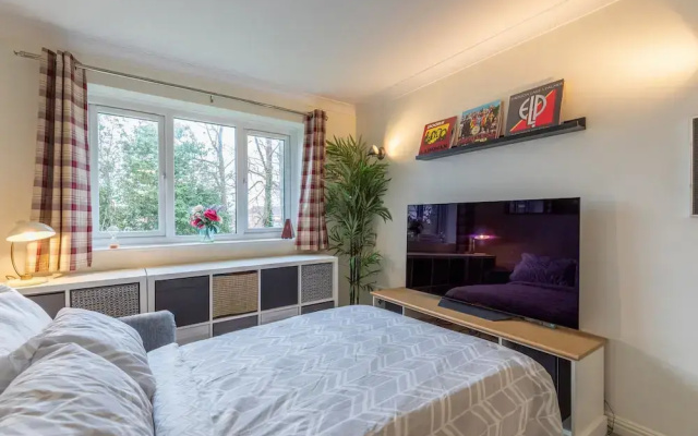 Chic Flat In Woolston: Nr Southampton City Centre