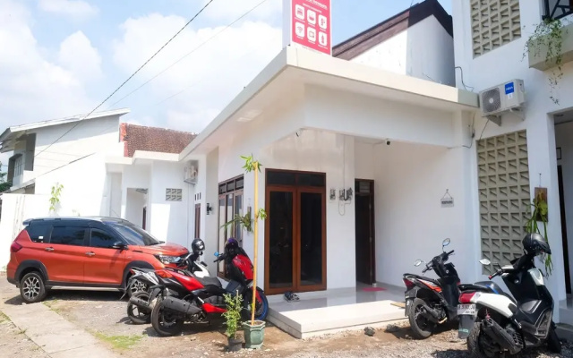 RedDoorz near INSTIPER Yogyakarta