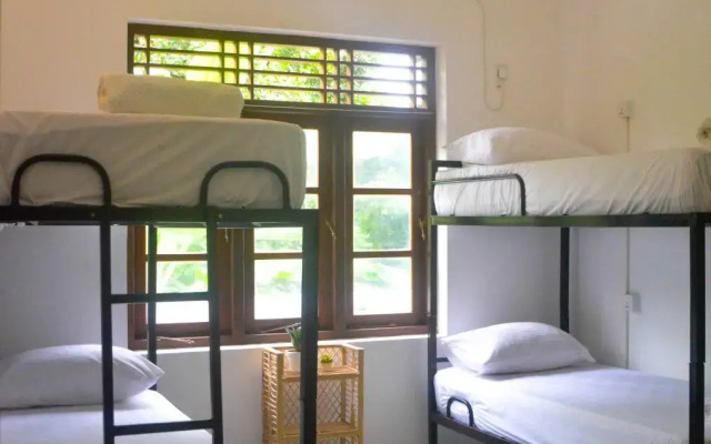 Yoho Bed and Bicycle Hostel