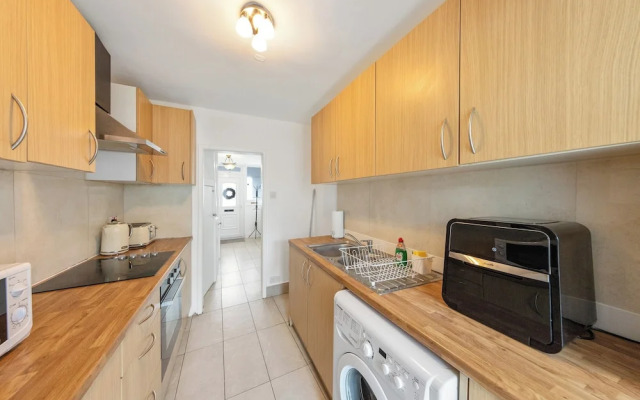 Leslie Road Retreat - Charming 4-bed House