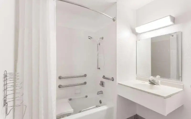Super 8 by Wyndham Mundelein/Libertyville Area
