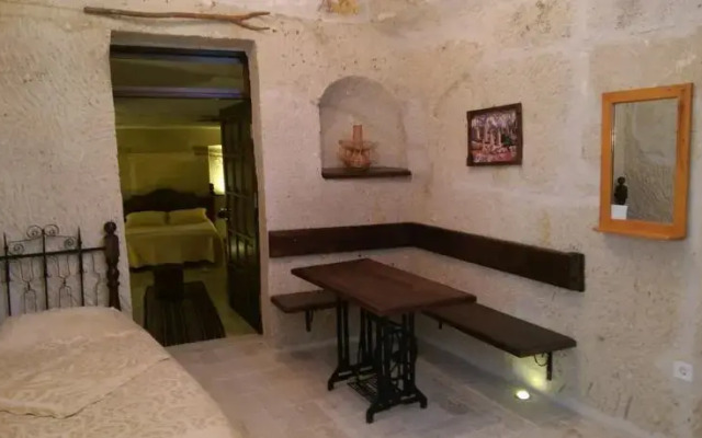 Oddest Cave Suite Aparts