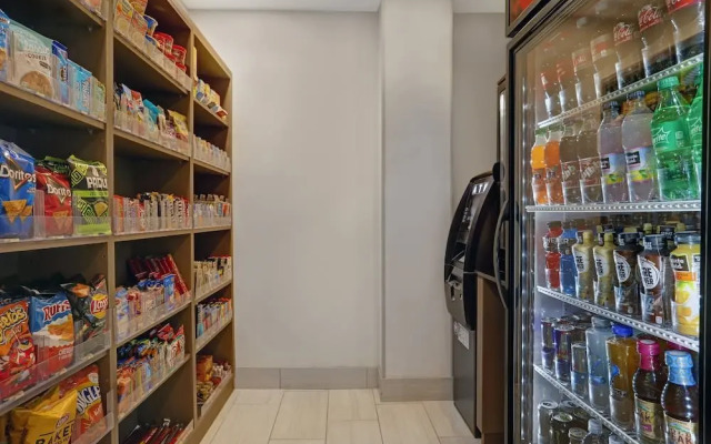 Holiday Inn Express & Suites Lenexa Overland Park Area