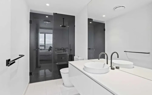 Palm Beach Luxury with Hinterland Views