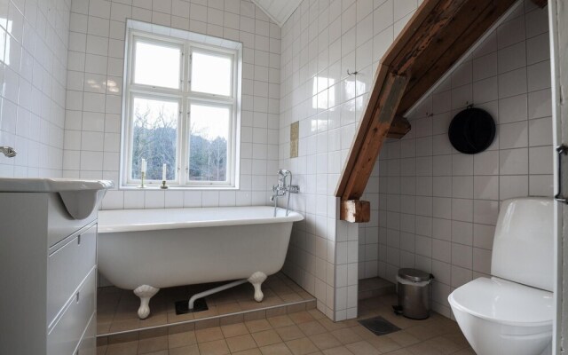 Nice Home in Hamburgsund With 5 Bedrooms and Wifi