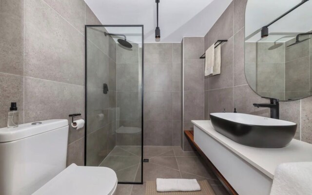 Chic & Sophisticated 1BD Apartment - Sea Point