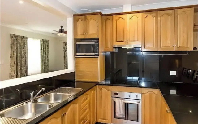 Cheerful 4 Bedroom with free Parking