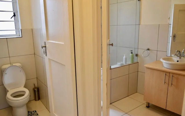 Spacious 1 Bedroom Apartment Near Table Mountain