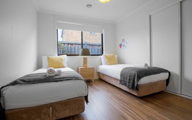 Lightful Charming House With Free Parking