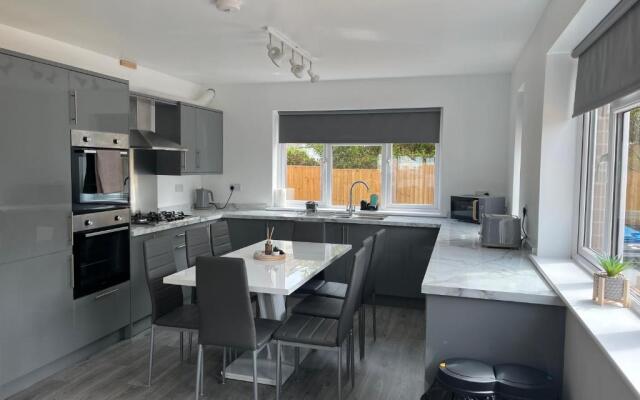 Stunning Modern 6-bedroom House all With En-suite