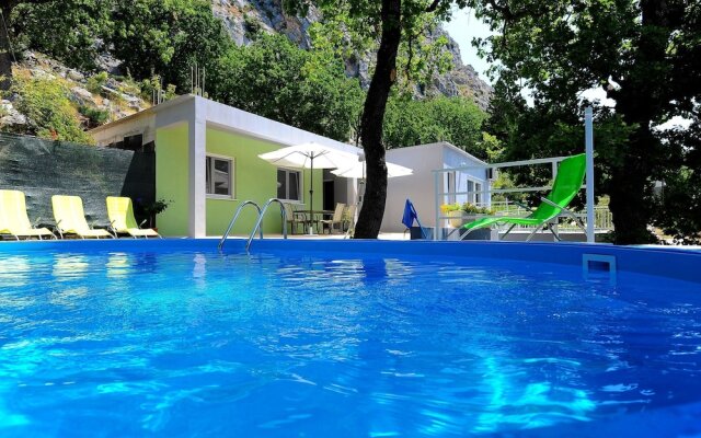 Holiday House With Pool