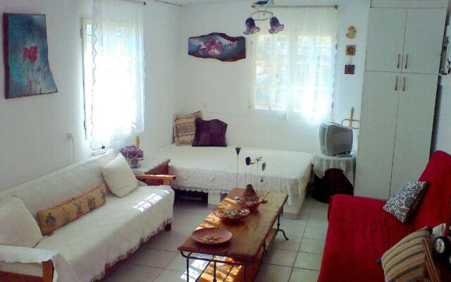 Beachfront self-catering studios in Psatha Bay - 60km from Athens