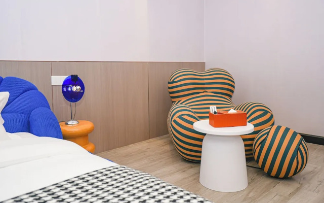 Wind Sleeping Color Hotel