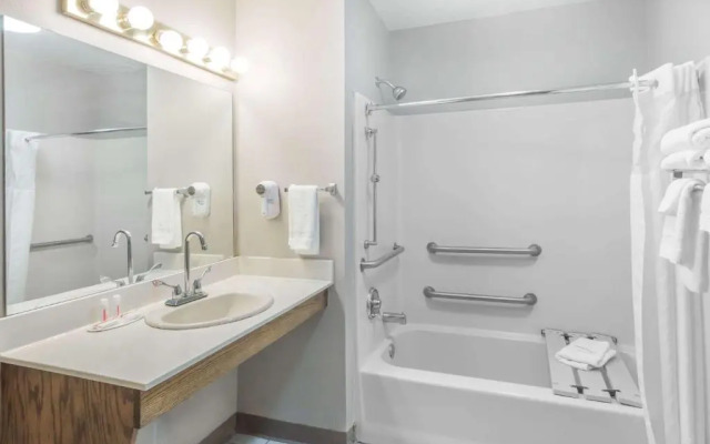 Super 8 by Wyndham Clinton