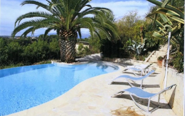 Studio in Cagnes-sur-mer, With Wonderful sea View, Pool Access, Enclos