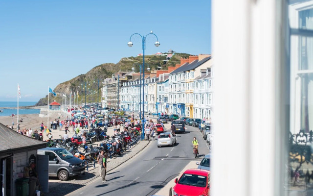 Ar Lan Y Mor Seaside Apartment