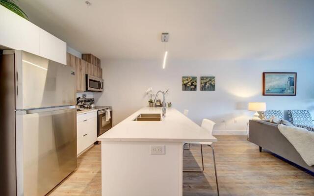 New Luxurious Modern 2BR Condo Sleeps 5 Coffee, AC, WIFI
