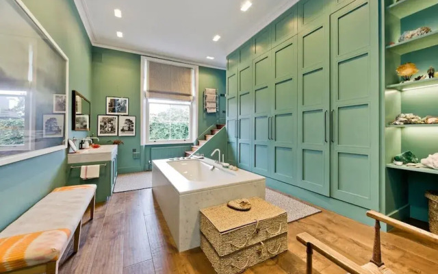 Gorgeous & Grand 5 Bed House, Holland Park