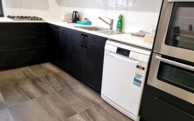 New modern 3 bedroom apartment in St Kilda East