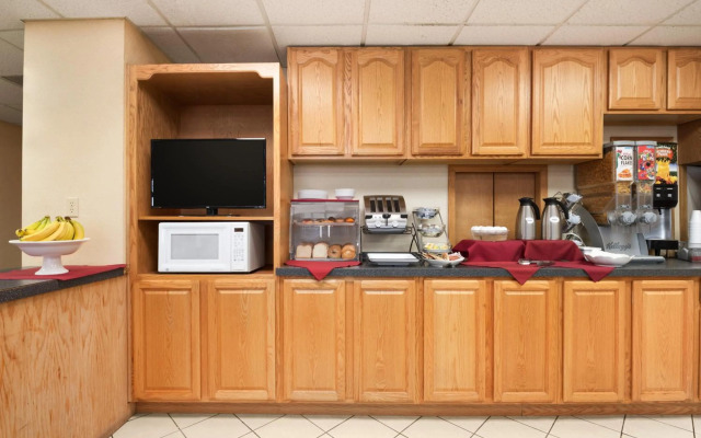 Travelodge by Wyndham Sturgis