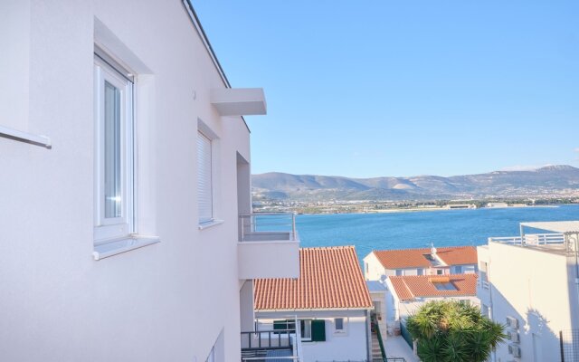 Queen's Lodge Mastrinka by Litto