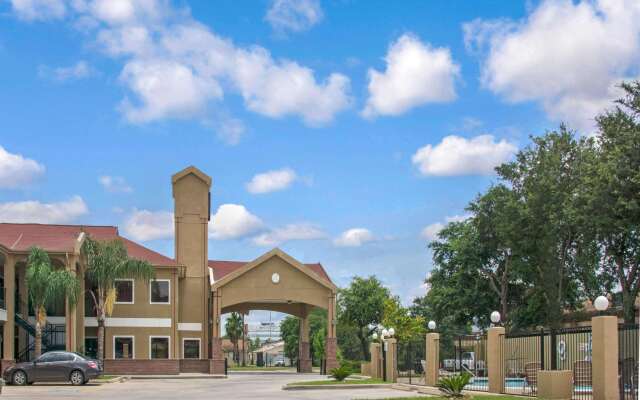 Super 8 by Wyndham Houston/Brookhollow NW