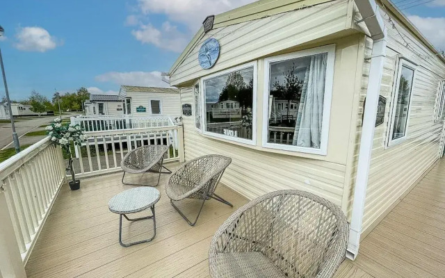 Caravansleeps8-hottub-fireplace-garden-patio